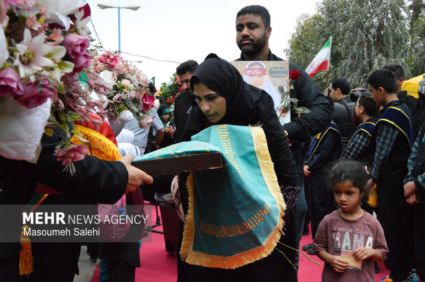 از میناب تا مشهد هم قدم با خانواده شهدای دانش آموز میناب