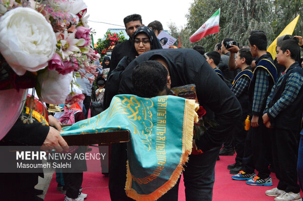 از میناب تا مشهد هم قدم با خانواده شهدای دانش آموز میناب