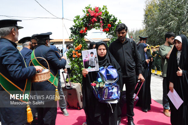 از میناب تا مشهد هم قدم با خانواده شهدای دانش آموز میناب