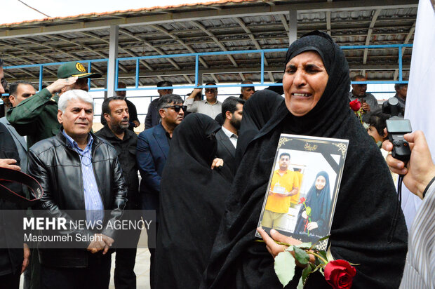 از میناب تا مشهد هم قدم با خانواده شهدای دانش آموز میناب