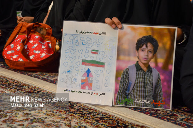 از میناب تا مشهد هم قدم با خانواده شهدای دانش آموز میناب