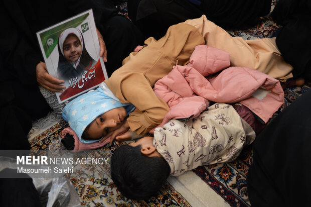 از میناب تا مشهد هم قدم با خانواده شهدای دانش آموز میناب