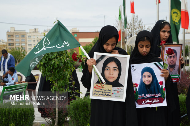 از میناب تا مشهد هم قدم با خانواده شهدای دانش آموز میناب