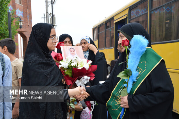 از میناب تا مشهد هم قدم با خانواده شهدای دانش آموز میناب