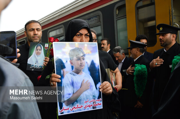 از میناب تا مشهد هم قدم با خانواده شهدای دانش آموز میناب