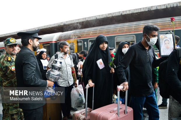 از میناب تا مشهد هم قدم با خانواده شهدای دانش آموز میناب