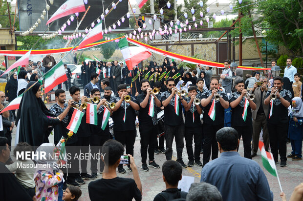 از میناب تا مشهد هم قدم با خانواده شهدای دانش آموز میناب