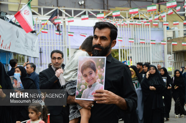 از میناب تا مشهد هم قدم با خانواده شهدای دانش آموز میناب