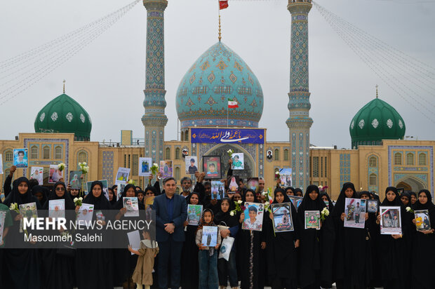 از میناب تا مشهد هم قدم با خانواده شهدای دانش آموز میناب