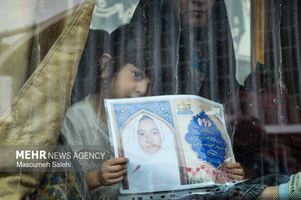 از میناب تا مشهد هم قدم با خانواده شهدای دانش آموز میناب