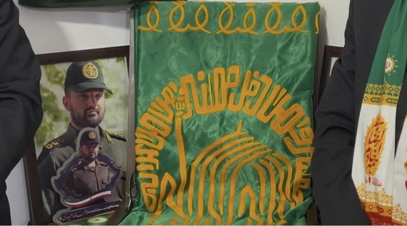 حضور خادمان حامل پرچم متبرک رضوی در منزل شهید «مهدی حیدری»