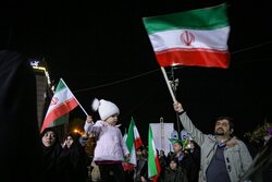 ایستادگی مردم بویین زهرا در شب پنجاه و ششم