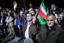 شور حماسه در پنجاه و ششمین حضور مردم اسفرورین در خیابان