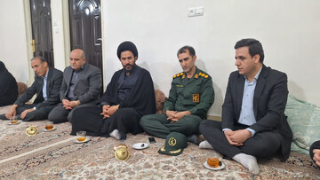 مدیرکل کار لرستان با خانواده شهیدان «سفیدپری» دیدار کرد