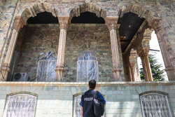 بازدید اصحاب رسانه از خسارات برجا مانده از جنگ رمضان در کاخ سعدآباد