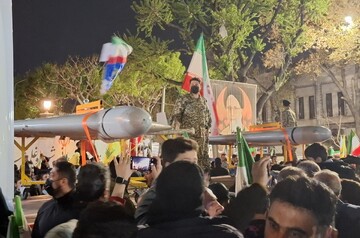 Tebriz’de gece buluşmasında Şahid-136 İHA'sı sergilendi