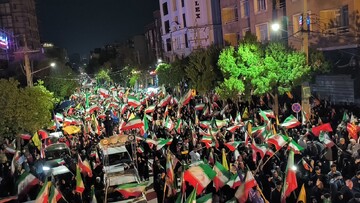 رژه شیردختران ملایری در اجتماعات شبانه