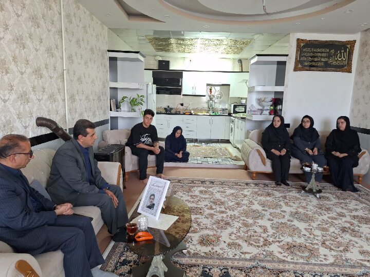 دیدار مدیرکل تعاون، کار و رفاه اجتماعی کردستان با خانواده شهید کارگری