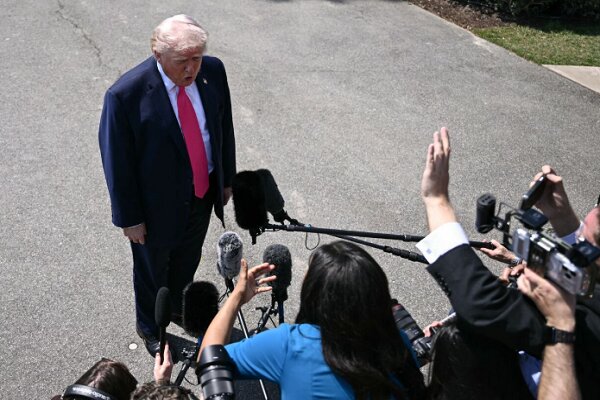 نظرية ترامب عن "الرجل المجنون" تجاه إيران لا تجدي نفعاً