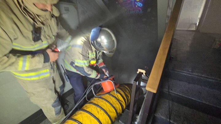 اطفای حریق در ساختمان اداری-تجاری خیابان انقلاب توسط آتش نشانان