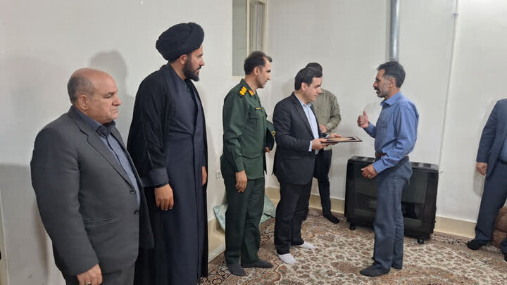 مدیرکل کار لرستان با خانواده شهیدان «سفیدپری» دیدار کرد