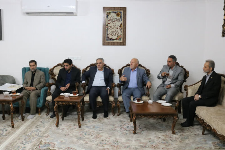 مسئولان لرستان با خانواده شهیدان «الیاسی» و «حسن‌پور» دیدار کردند