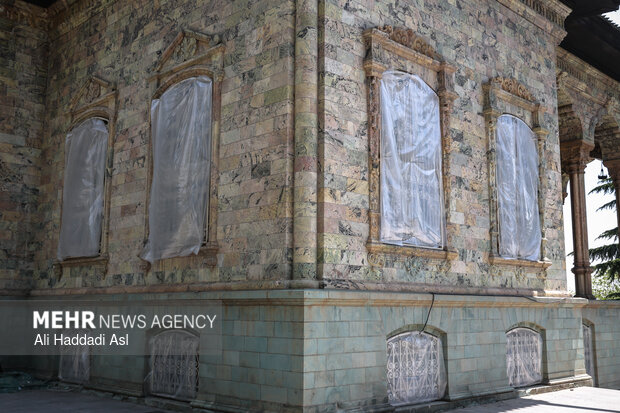 بازدید اصحاب رسانه از خسارات برجا مانده از جنگ رمضان در کاخ سعدآباد