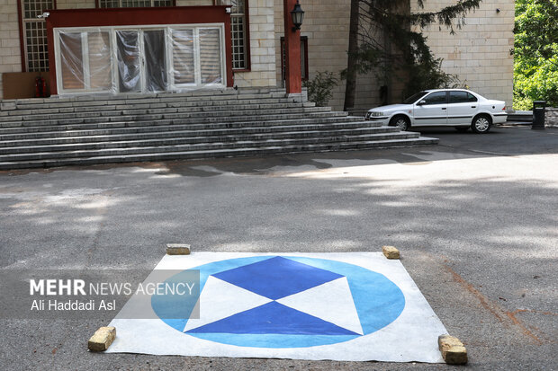 بازدید اصحاب رسانه از خسارات برجا مانده از جنگ رمضان در کاخ سعدآباد