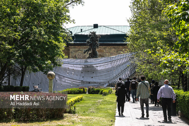 بازدید اصحاب رسانه از خسارات برجا مانده از جنگ رمضان در کاخ سعدآباد