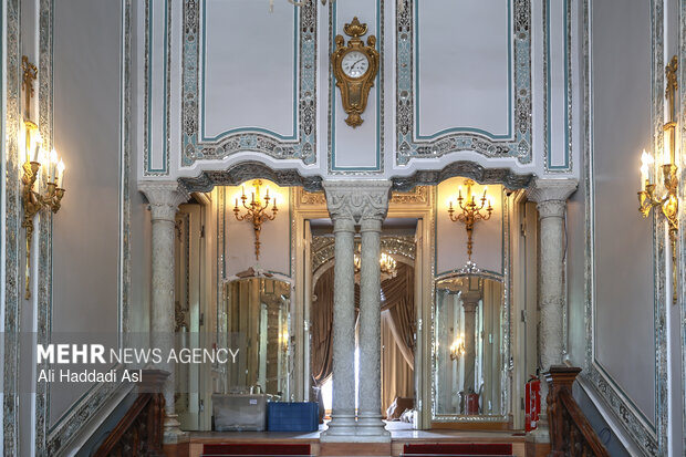 بازدید اصحاب رسانه از خسارات برجا مانده از جنگ رمضان در کاخ سعدآباد