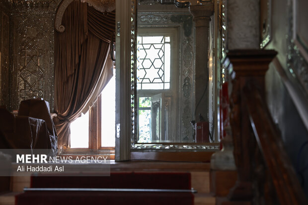 بازدید اصحاب رسانه از خسارات برجا مانده از جنگ رمضان در کاخ سعدآباد