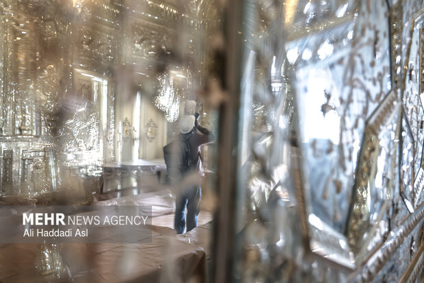 بازدید اصحاب رسانه از خسارات برجا مانده از جنگ رمضان در کاخ سعدآباد