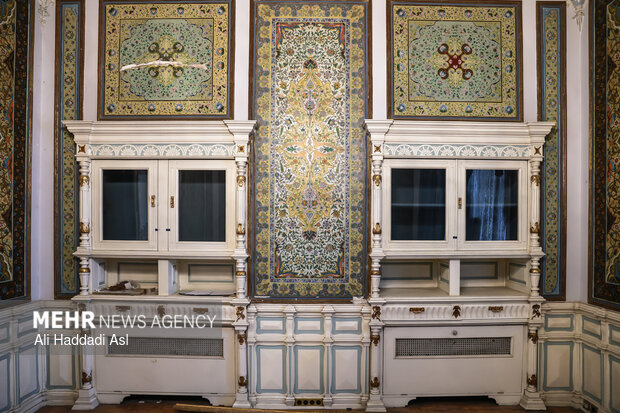 بازدید اصحاب رسانه از خسارات برجا مانده از جنگ رمضان در کاخ سعدآباد