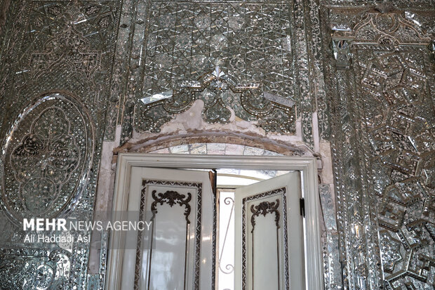 بازدید اصحاب رسانه از خسارات برجا مانده از جنگ رمضان در کاخ سعدآباد