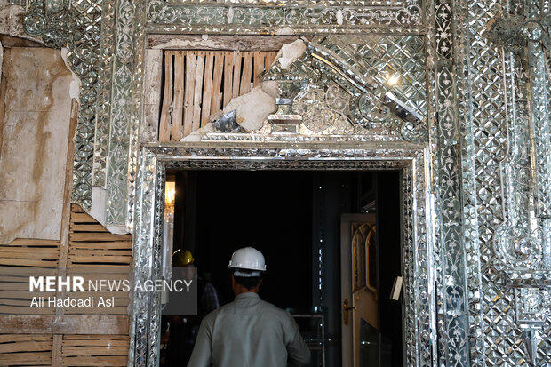 بازدید اصحاب رسانه از خسارات برجا مانده از جنگ رمضان در کاخ سعدآباد