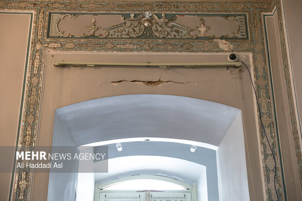 بازدید اصحاب رسانه از خسارات برجا مانده از جنگ رمضان در کاخ سعدآباد