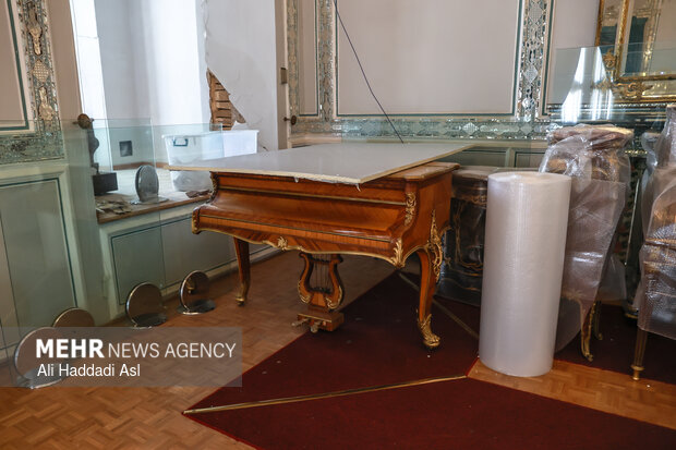 بازدید اصحاب رسانه از خسارات برجا مانده از جنگ رمضان در کاخ سعدآباد