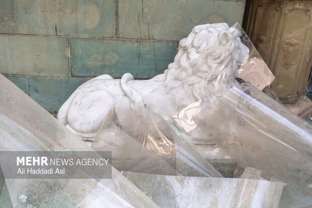 بازدید اصحاب رسانه از خسارات برجا مانده از جنگ رمضان در کاخ سعدآباد