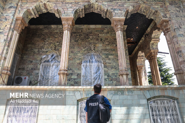 بازدید اصحاب رسانه از خسارات برجا مانده از جنگ رمضان در کاخ سعدآباد