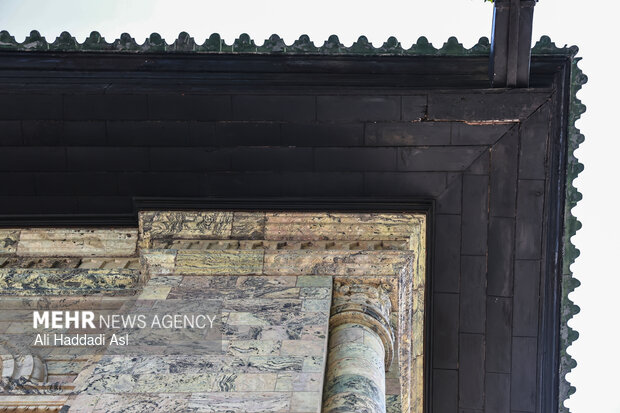 بازدید اصحاب رسانه از خسارات برجا مانده از جنگ رمضان در کاخ سعدآباد