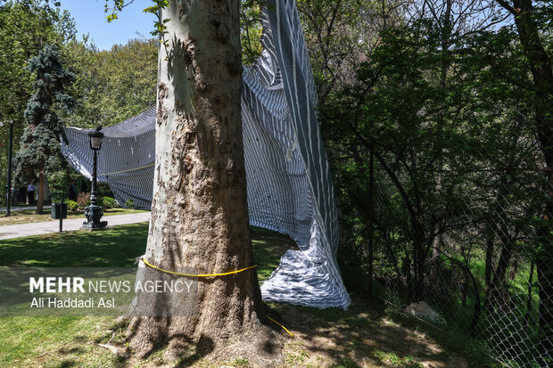 بازدید اصحاب رسانه از خسارات برجا مانده از جنگ رمضان در کاخ سعدآباد