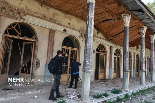 بازدید اصحاب رسانه از خسارات برجا مانده از جنگ رمضان در کاخ سعدآباد