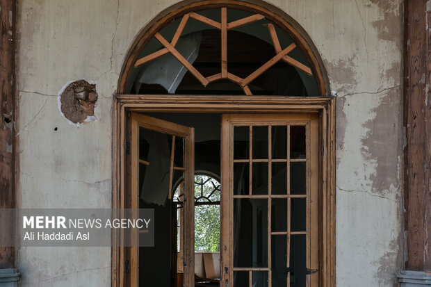 بازدید اصحاب رسانه از خسارات برجا مانده از جنگ رمضان در کاخ سعدآباد