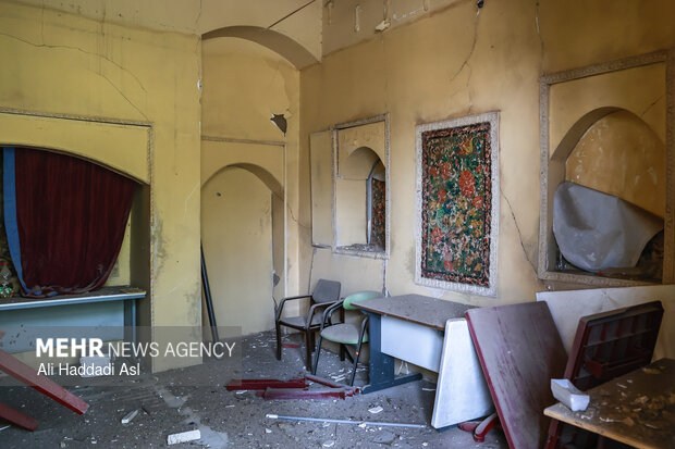 بازدید اصحاب رسانه از خسارات برجا مانده از جنگ رمضان در کاخ سعدآباد