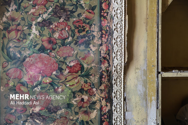 بازدید اصحاب رسانه از خسارات برجا مانده از جنگ رمضان در کاخ سعدآباد