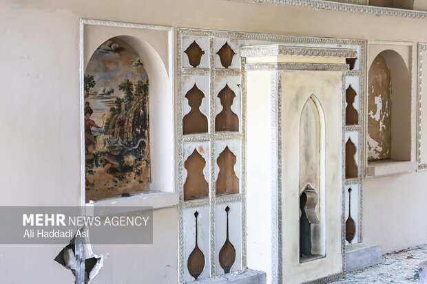 بازدید اصحاب رسانه از خسارات برجا مانده از جنگ رمضان در کاخ سعدآباد