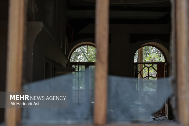 بازدید اصحاب رسانه از خسارات برجا مانده از جنگ رمضان در کاخ سعدآباد