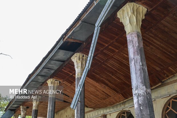 بازدید اصحاب رسانه از خسارات برجا مانده از جنگ رمضان در کاخ سعدآباد