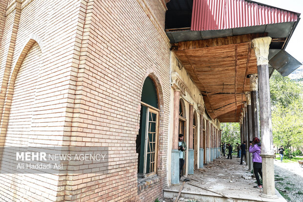 بازدید اصحاب رسانه از خسارات برجا مانده از جنگ رمضان در کاخ سعدآباد