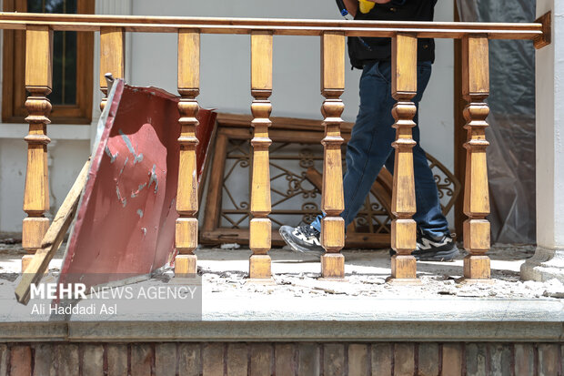 بازدید اصحاب رسانه از خسارات برجا مانده از جنگ رمضان در کاخ سعدآباد